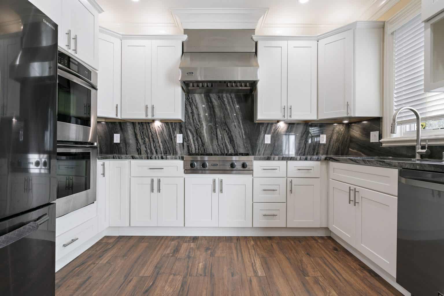 Elegant Granite Kitchen Pinecrest
